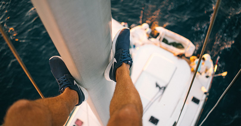 Naviguer avec un bébé à bord en toute sécurité - Band of Boats, achat et  vente de bateaux neufs et d'occasion