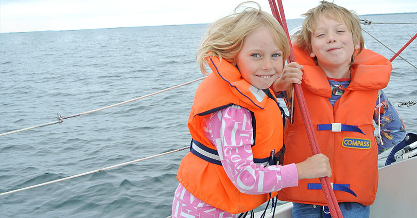 Naviguer avec un bébé à bord en toute sécurité - Band of Boats, achat et  vente de bateaux neufs et d'occasion