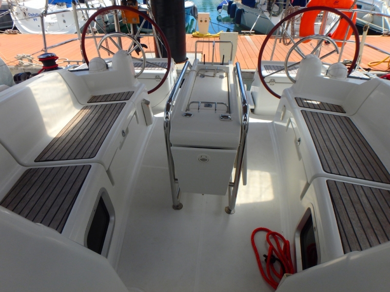 cockpit et barre du lagoon 42