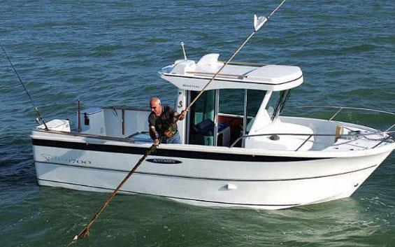 Petit Bateau De Pêche Avec Filet De Pêche Et équipement Bateau à Moteur Ou  Voilier Flottant